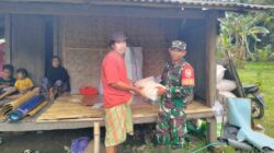 Pasca Banjir Sekotong, Babinsa Kawal Bantuan Warga Terdampak