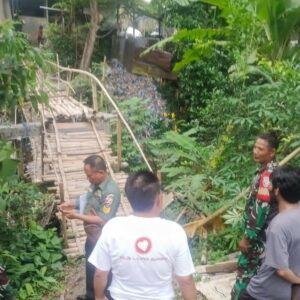 TNI Survei Jembatan, Masyarakat Gunungsari Sambut Harapan Baru