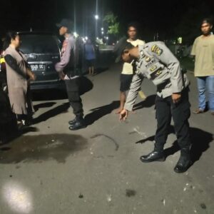 Personel Polsek Madapangga Evakuasi Korban Kecelakaan Lalulintas Ganda di Desa Bolo