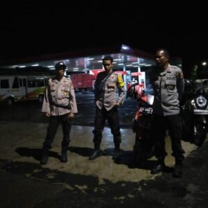 Sinergi Menjaga Harkamtibmas di Malam Pergantian Tahun, Polsek Bolo Bersama Koramil Bolo Menggelar Patroli Gabungan