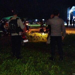 Personel Pos PAM dan Polsek Maluk Amankan Pergantian Tahun Baru di Wilayah Maluk