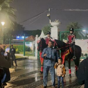 Polisi Berkuda Polsatwa Patroli di Monas, Warga Antusias hingga Foto Bareng