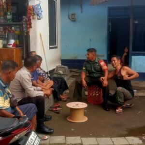 Babinsa dan Polisi Ajak Warga Peteluan Indah Cegah Banjir