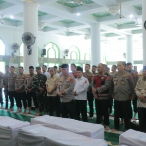 Kapolda Sumbar Pimpin Pemakaman Massal Korban Bencana Palembayan, 253 Orang Meninggal Dunia