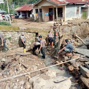Gotong Royong Pascabanjir, Polri Pulihkan Drainase Tersumbat dan Gorong-gorong di Rusip Antara