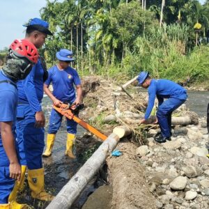 Tim SAR Korpolairud BKO Polda Jabar Bangun Jembatan Sementara di Padang Pariaman, Akses Warga Patamuan Kembali Terhubung