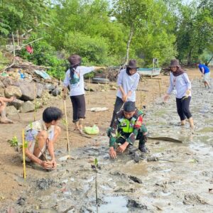 Aksi Nyata Babinsa–Mahasiswa Lestarikan Pesisir Sekotong