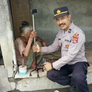 Polres Lombok Barat Bagikan Alat Bantu Jalan untuk Lansia