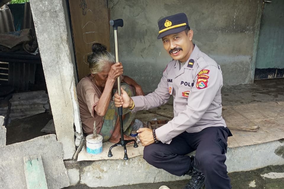 Polres Lombok Barat Salurkan Bantuan Tongkat di Desa Jakem