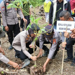 “Hijau Desaku, Lestari Hutanku”: Bupati dan Kapolres Sumbawa Hijaukan Hutan Lindung di Orong Telu