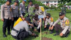 HUT Sumbawa Ke-67, Polres Sumbawa Terjun Langsung Hijaukan Taman Unter Katimis
