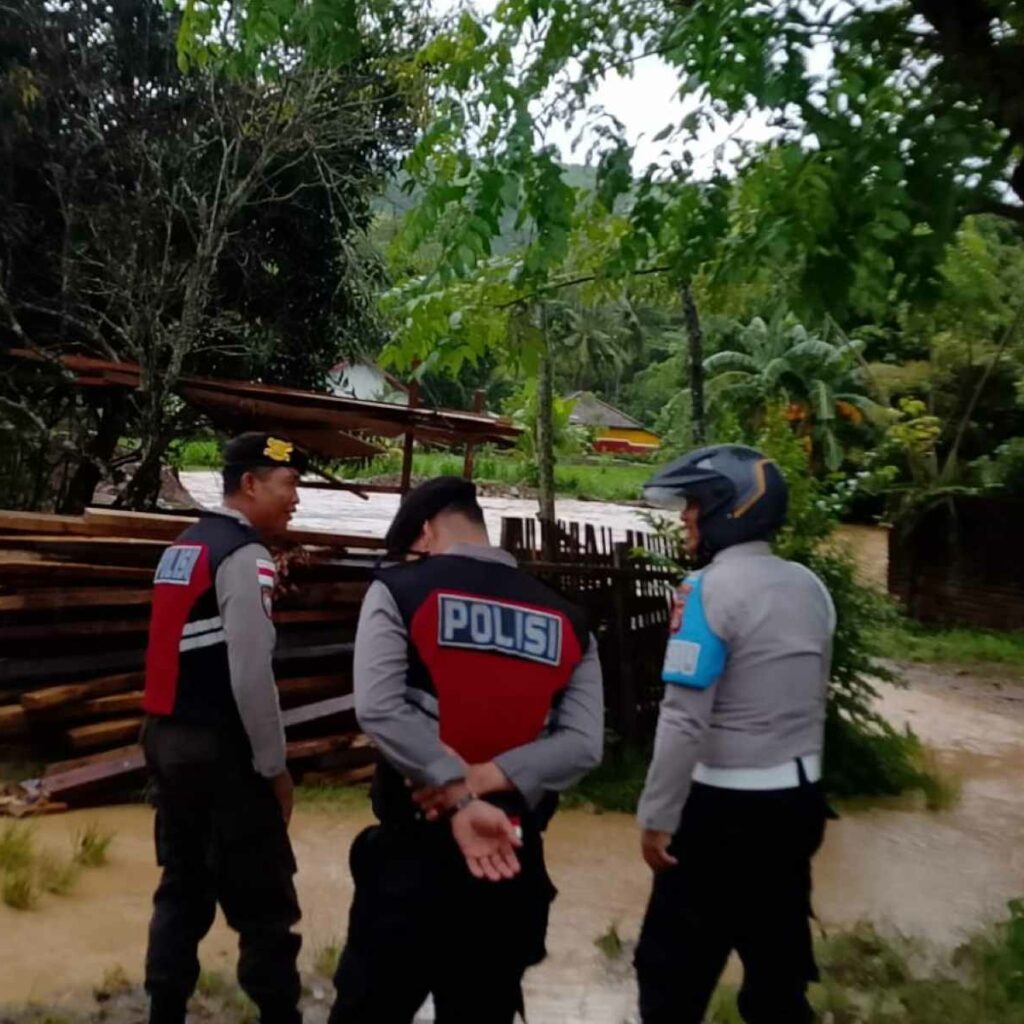Banjir Rendam Pemukiman di Sekotong, Polisi Siaga di Lokasi