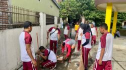 Wujud Kepedulian Polri, Polsek Rasanae Barat Bersihkan Lingkungan Masjid