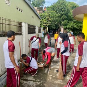 Wujud Kepedulian Polri, Polsek Rasanae Barat Bersihkan Lingkungan Masjid