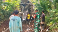 Babinsa dan Warga Kompak Bangun Infrastruktur Desa