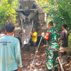 Babinsa dan Warga Kompak Bangun Infrastruktur Desa