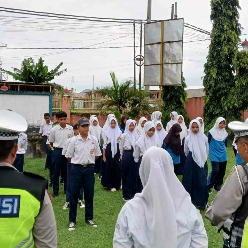 Sat Lantas Polres Lobar Latih PKS SMPN 1 Labuapi