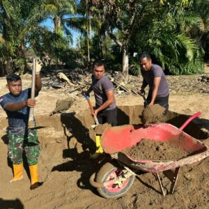 Pulihkan Kehidupan Pascabanjir, Brimob Batalyon C Bersinergi Bangun Air Bersih dan Fasilitas Warga di Batang Toru