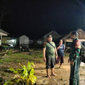 Monitoring Banjir Malam, Babinsa Hadir di Tengah Warga