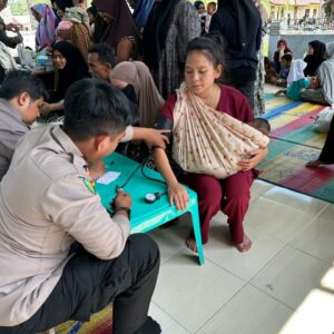 Polri Hadir Menyentuh dari Pintu ke Pintu: Layanan Kesehatan dan Home Visit Ringankan Derita Warga Terdampak Banjir Aceh Tamiang