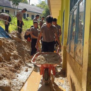 Brimob Polda Sumut Bersihkan Lumpur di SMP Negeri 2 Pandan Nauli Pascabencana