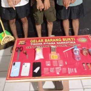 SATRESNARKOBA POLRES DOMPU UNGKAP KASUS NARKOTIKA, AMANKAN 3 TERDUGA PELAKU DAN SABU 1,70 GRAM