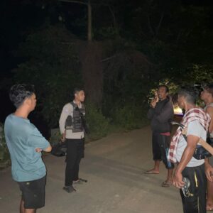 Bhabinkamtibmas Desa Labuhan Kertasari Laksanakan Patroli di Kawasan Pariwisata