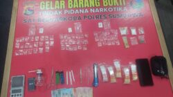 Grebek Rumah di Lape, Polres Sumbawa Temukan Puluhan Poket Sabu di Dalam Sebuah Dompet Pelaku