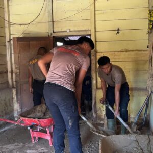 Brimob Polda Sumut Laksanakan Gotong Royong Pembersihan Rumah dan Gudang Warga Terdampak Bencana