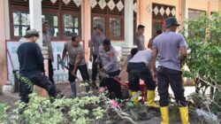 Pulihkan Sekolah Pascabanjir Bandang, Polres Bireuen Gotong Royong Bersihkan SD Negeri 11 Kutablang