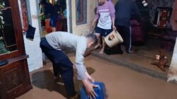 Personel Polres Sumbawa Terjun Langsung Bantu Warga Terdampak Luapan Sungai di Empang dan Tarano