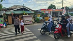 Cegah Kemacetan Pagi Hari, Polsek Rasanae Timur Laksanakan Pengaturan Lalu Lintas