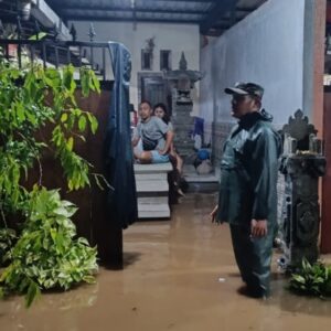 Banjir Rendam Rumah Warga, Babinsa Pastikan Keamanan