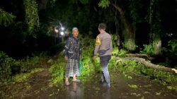 Bhabinkamtibmas Desa Pasir Putih Cek Rumah Warga Terdampak Pohon Tumbang Akibat Cuaca Ekstrem