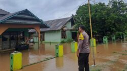 Belasan Rumah Terdampak Banjir, Personel Polsek Tambora Sigap Bantu Warga Yang Terdampak