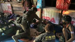 Respons Cepat Operasi Damai Cartenz 2026, Personel Sektor IV Evakuasi Warga Sakit di Puncak Jaya