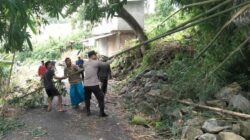 Angin Kencang 17 Atap Rumah Warga di Desa O,o Rusak, Kapolsres Bima Tekankan Bhabinkamtibmas Sigap Bantu Warga