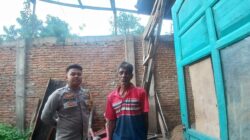 Dua Atap Rumah Warga Terbawa Angin Puting Beliung, Bhabinkamtibmas Polsek Woha Bantu Warga Yang Terdampak