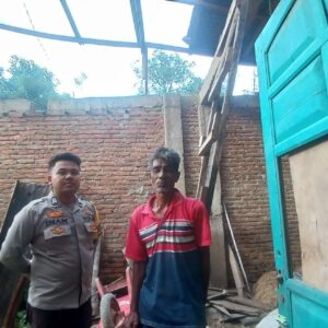 Dua Atap Rumah Warga Terbawa Angin Puting Beliung, Bhabinkamtibmas Polsek Woha Bantu Warga Yang Terdampak
