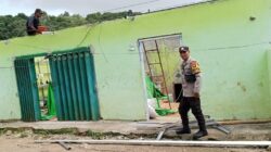 Personel Polsek Donggo, Evakuasi Pohon Tumbang dan Bantu Warga Yang Terdampak Angin Kencang