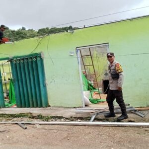 Personel Polsek Donggo, Evakuasi Pohon Tumbang dan Bantu Warga Yang Terdampak Angin Kencang