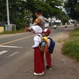 Bhabinkamtibmas Desa Goa Laksanakan Giat Rawan Pagi di Depan SD Negeri 1 Goa