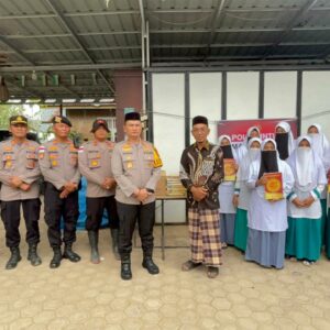 Polri Salurkan Bantuan Al-Qur’an kepada Pesantren Terdampak Banjir
