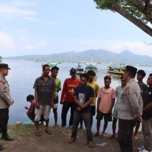 Waspadai Cuaca Buruk, Sat Binmas Polres Bima Kota Sambangi Nelayan di Pantai Lawata