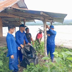 Ditpolairud Polda NTB Laksanakan Giat Bersih Pantai dan Selamatkan Penyu di Pantai Pasir Putih Maluk