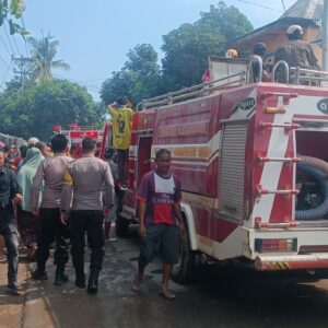 Polsek Sape Datangi TKP Kebakaran di Desa Sangia, Bantu Pemadaman dan Lakukan Pengaturan Lalu Lintas