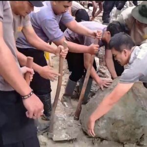 Di Tengah Lumpur dan Harapan, Polri Bersama Warga Buka Akses Jalan Kampung Setie Pascabencana