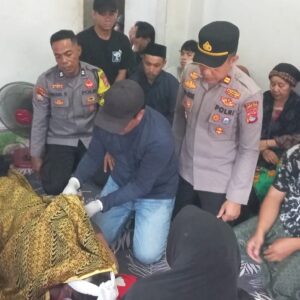 Polsek Batukliang Datangi TKP Seorang Warga Meninggal Dunia Diduga Tersengat Aliran Listrik. ‎