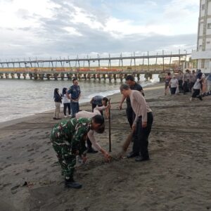 TNI-Polri dan Warga Bersatu Bersihkan Pantai KLU