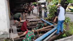 Sinergi TNI-Polri Bersihkan Kali Punia Mataram